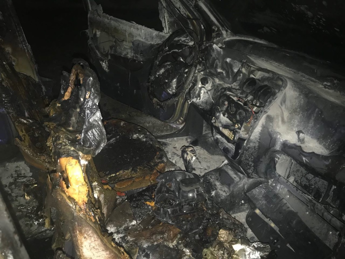 Возле школы №125 подожгли автомобиль учительницы