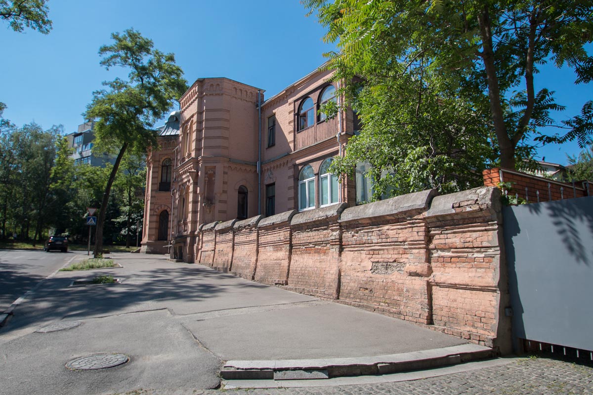 В 1910-м его хозяйкой была дворянка Анастасия Харченко, которая позже передала его своей дочери