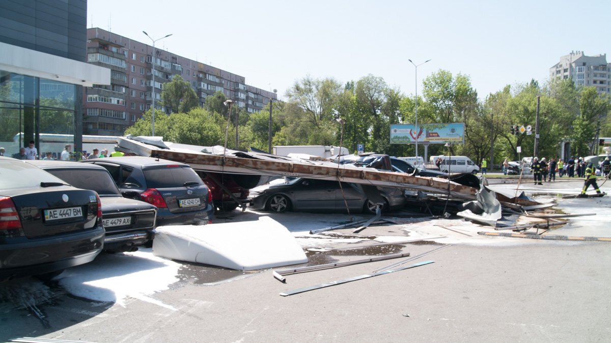 Рекламный борд буквально накрыл несколько припаркованных легковушек