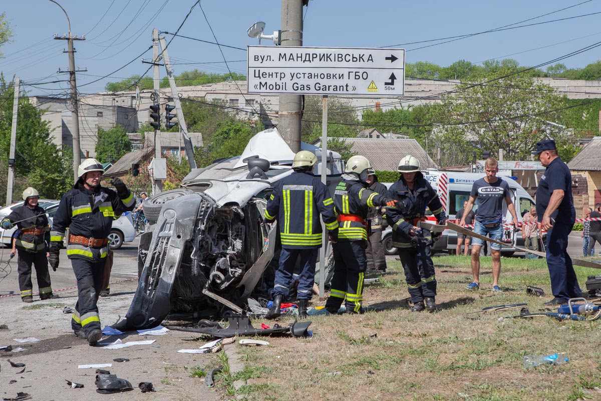 Из покореженного автомобиля мужчину доставали спасатели