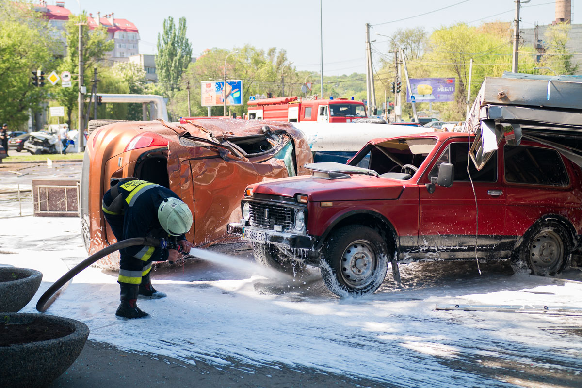 Бойцы ГСЧС смывали остатки топлива с парковки