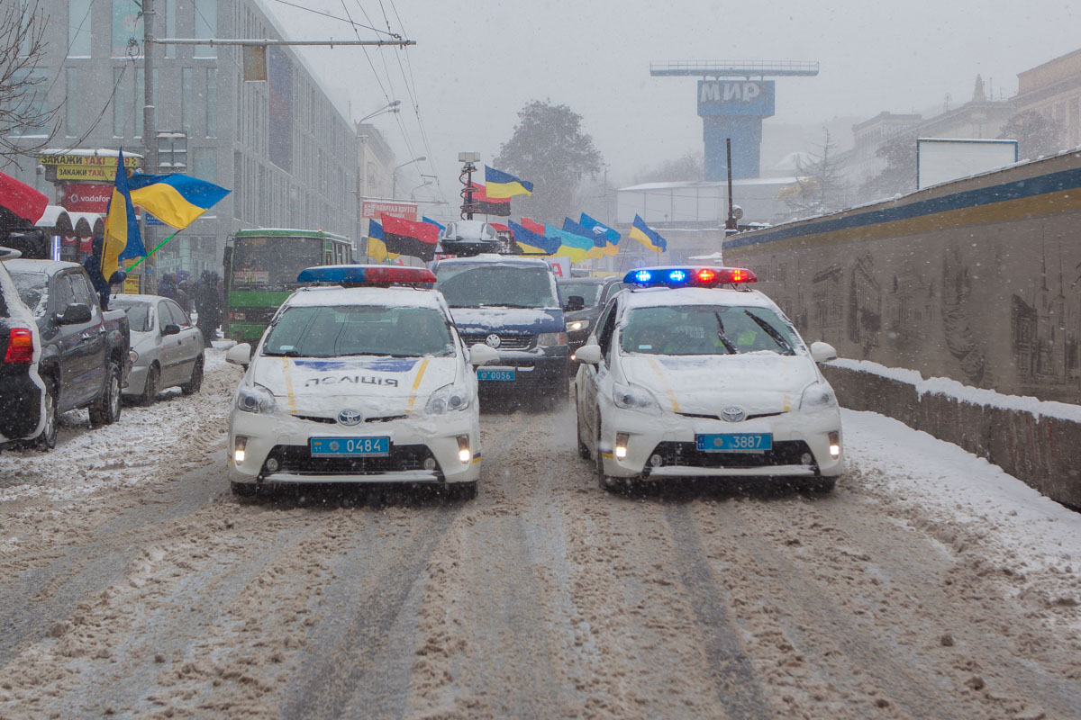 Во главе колонны двигалась полиция и два патрульных автомобиля