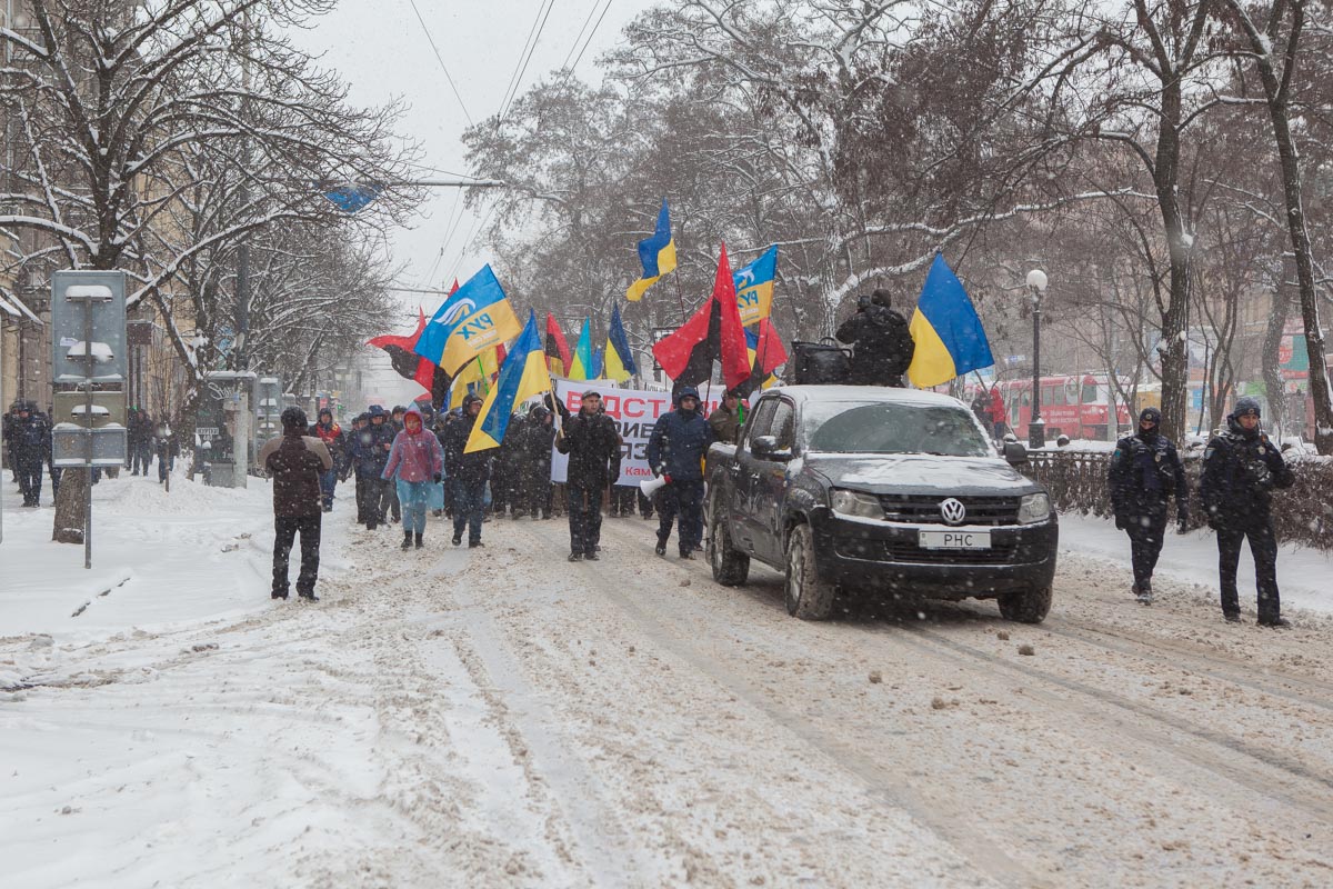 Сквозь метель и снег митингующие пробирались к Вокзальной площади