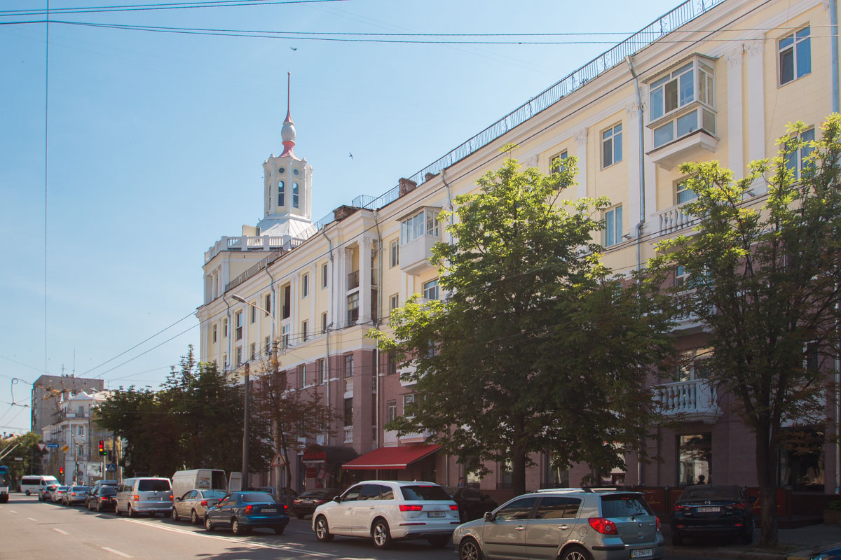 Также поговаривают, что в начале 1910-х во дворе гостинцы находилась небольшая парикмахерская с огромным аквариумом внутри, за которым располагалась потайная дверь в подземное помещение