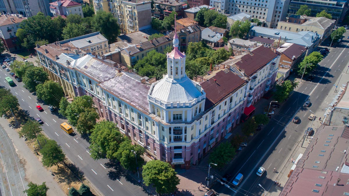 В 1956-м году архитектор Дмитрий Щербаков построил на месте гостиницы пятиэтажный дом и украсил ее копией прежней башни
