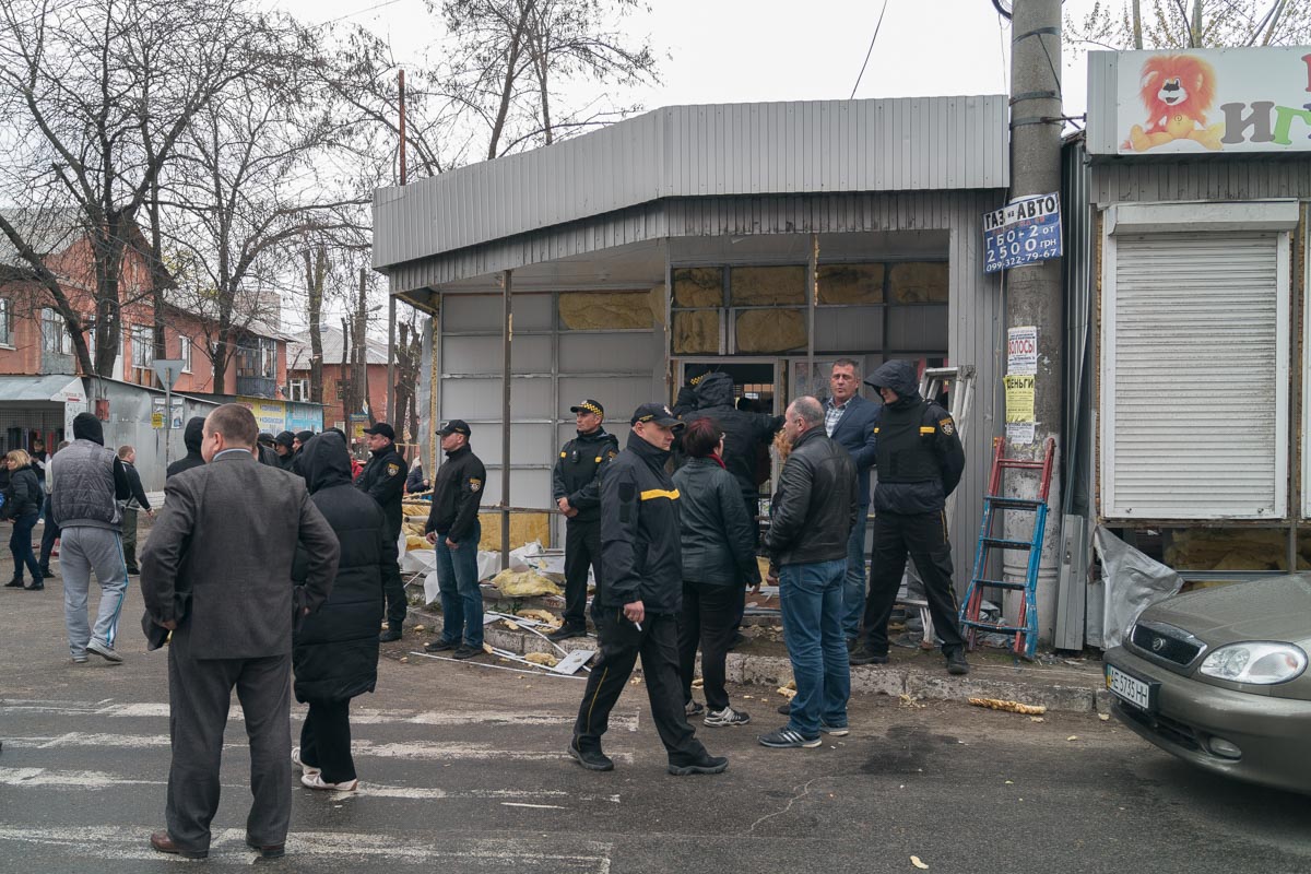 Сотрудники Муниципальной варты не позволяли посторонним подходить к павильону