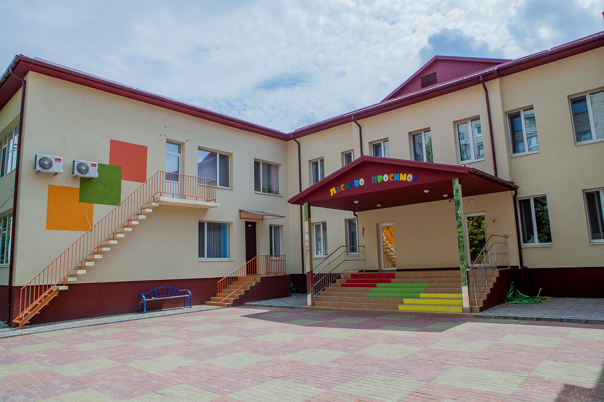 Вход в детсад Красная шапочка