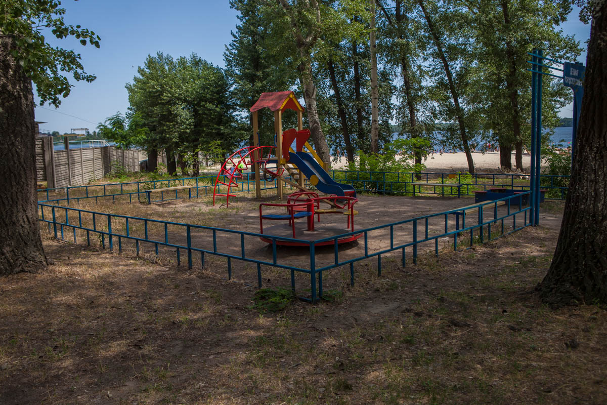 Также стоит отметить, что детские площадки обнесены забором