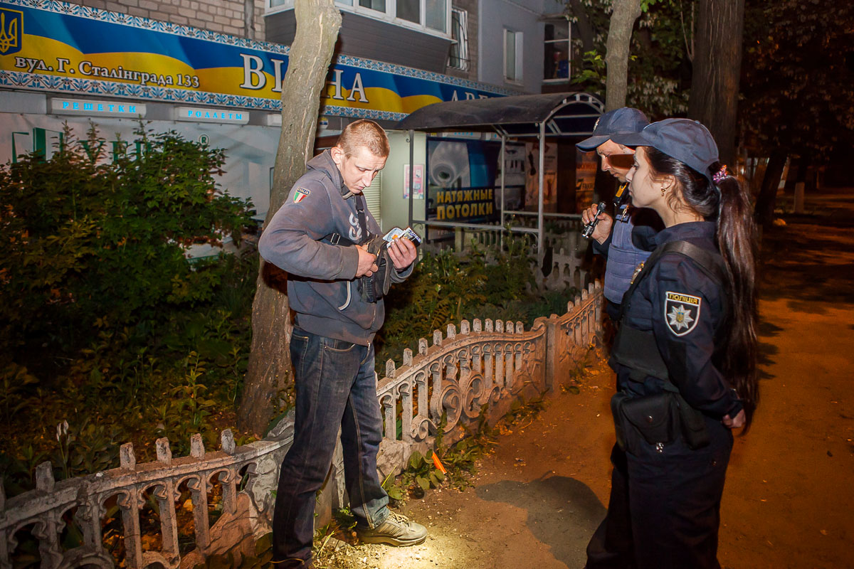 На месте патрульные обнаружили подозрительного мужчину