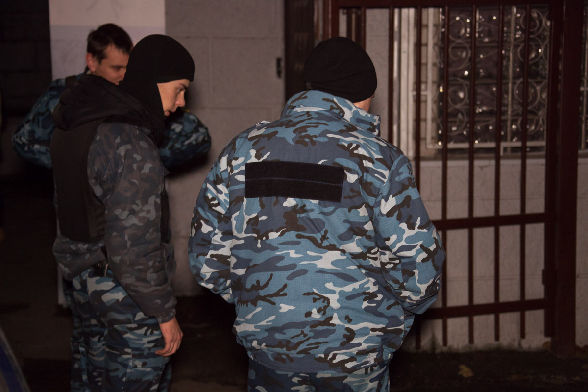 Открыв дверь в типографию, двое охранников увидели жулика с ножом в руках