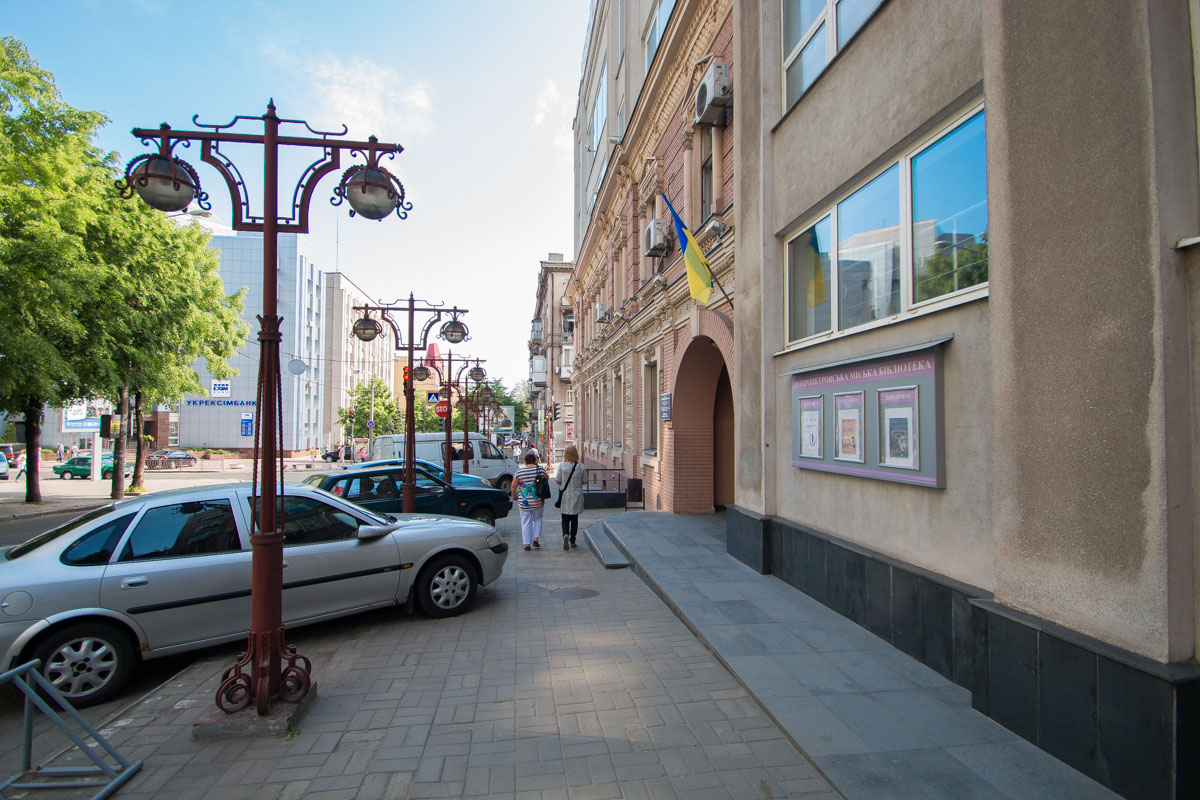 В библиотеке существует качественный универсальный фонд в котором насчитывается более 600 000 томов