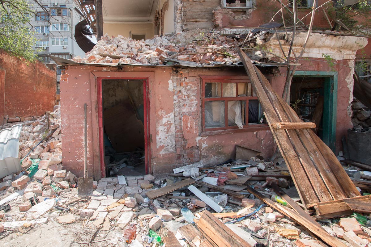 В заброшенном здании буквально прописались бродяги