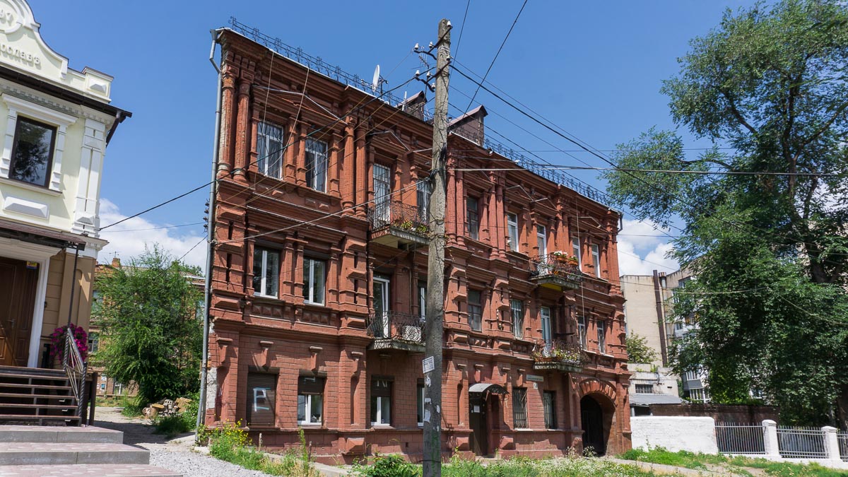 На Исполкомовской люди буквально живут в стене