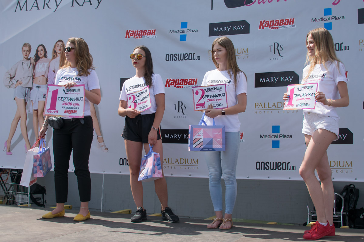 Редактор журнала Cosmopolitan вручала победительницам призы