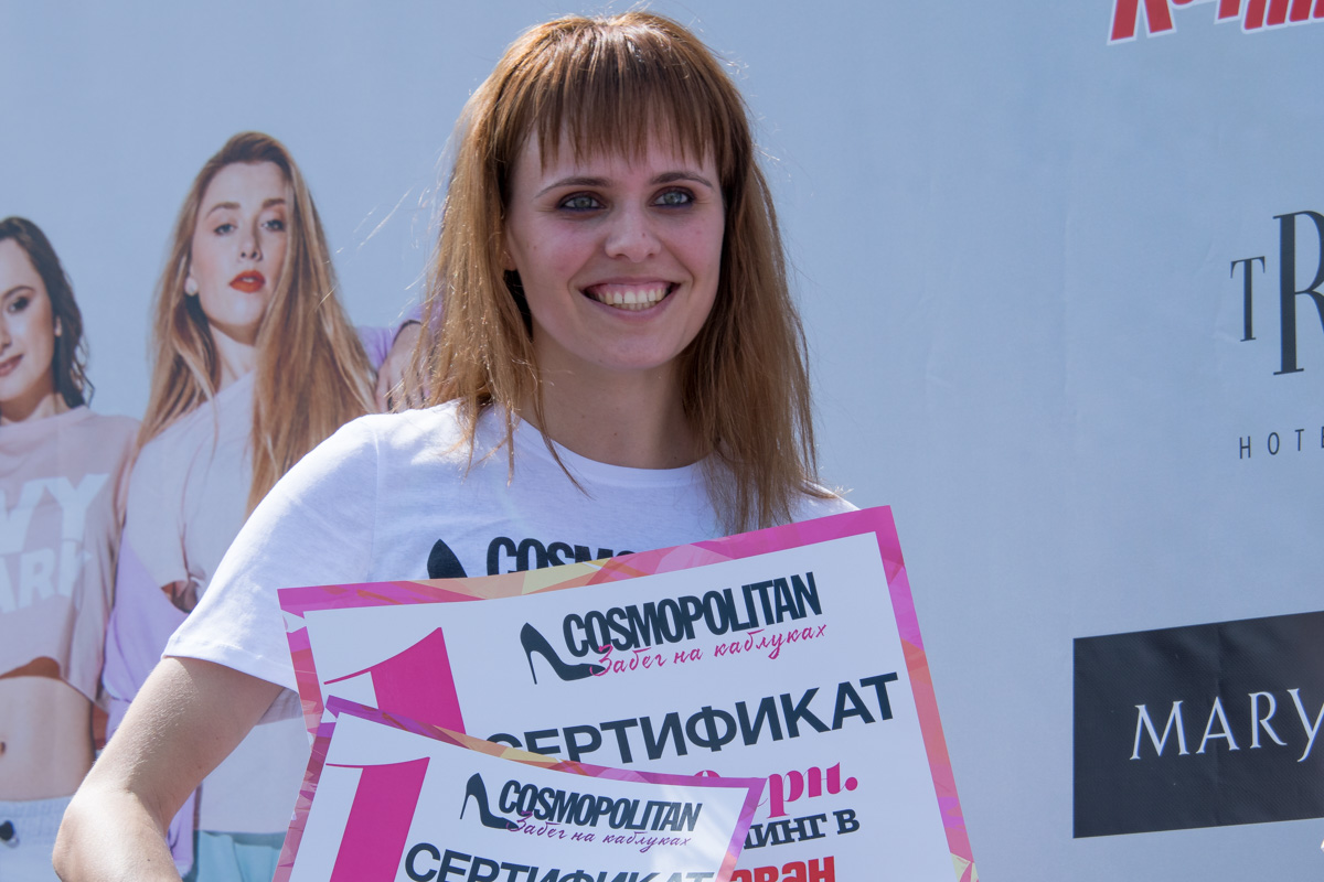 Победительница забега получила сертификат на 5000 тысяч гривен на шопинг в ТРЦ Караван