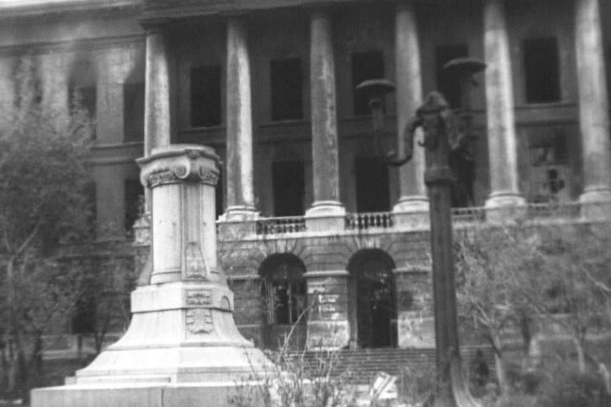 Сгоревший главный корпус Горки, кадр из кинохроники 1943-го года